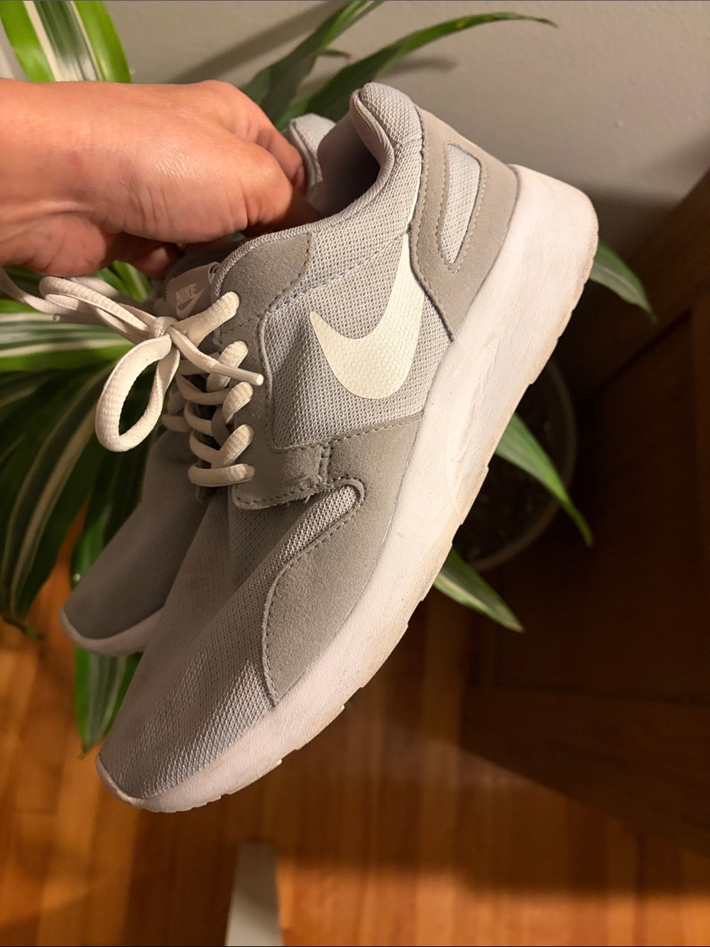 Nike Men’s Grey and White Low-Top Sneakers